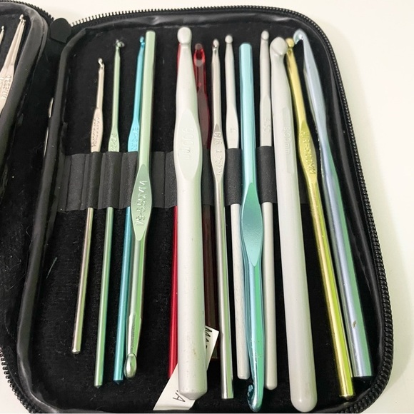 Mixed Lot of Crochet Hooks with Case - Picture 3 of 14